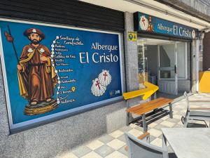 a sign on the side of a restaurant at Albergue el cristo in Porriño