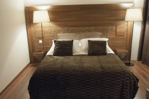 a bedroom with a large bed with two lamps at Chambres d'hôtes - L'Ecurie Obernai in Obernai