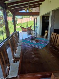 a dining room with a wooden table and chairs at Gästehaus Samaipata in Samaipata