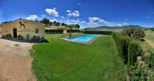 a house with a swimming pool in a yard at La Aldeílla in Aldeaquemada