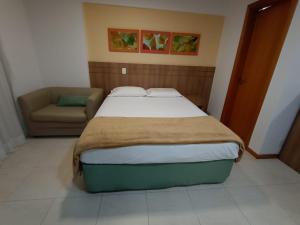 a bedroom with a large bed and a couch at Flat Particular Marizienne Hotel Saint Moritz 86 in Brasília +22 photos