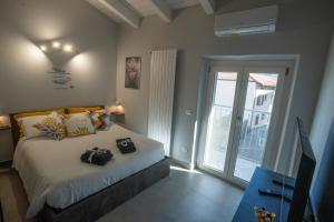 a bedroom with a bed with two bags on it at La Perla sul Lago in Pescate