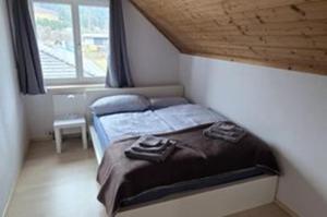 a bedroom with a bed with two towels on it at Henrik's Ferienwohnung in Öblarn