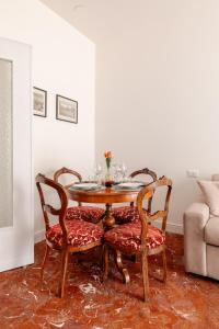 a dining room table with two chairs and a table with glasses at Casa Bra-Z 10m da Arena Verona e Stazione Porta Nuova - 7Px in Verona