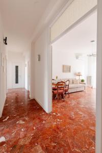 a living room with a red marble floor and a table at Casa Bra-Z 10m da Arena Verona e Stazione Porta Nuova - 7Px in Verona