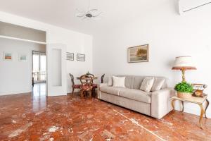 a living room with a couch and a table at Casa Bra-Z 10m da Arena Verona e Stazione Porta Nuova - 7Px in Verona