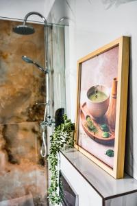 a painting of a bowl on a table next to a shower at Matcha Garden apartment in Dumbrăviţa +35 photos
