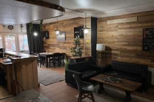 a living room with a couch and a table at Piets Monteurwohnung Sandstedt in Hagen im Bremischen