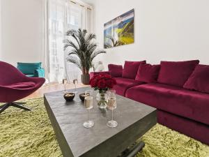 a living room with a purple couch and a table at Osez Nantes cœur de ville! T3 chic et spacieux in Nantes