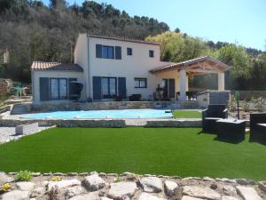 a house with a yard with a swimming pool at Coeur de Bonnieux in Bonnieux