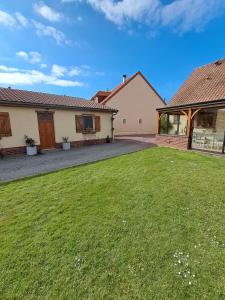 a house with a lawn in front of it at La salicorne in Pendé