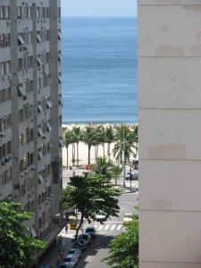 a view of the ocean from a building at Apartamento de Férias Copacabana Rio de Janeiro in Rio de Janeiro