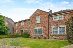 an exterior view of a brick house with a yard at 4 Bed in Helmsley oc-y039 in Helmsley