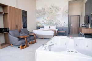 ein Hotelzimmer mit Bett und Badezimmer in der Unterkunft Sapanora Hotel in Sapanca