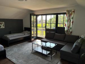 a living room with a couch and a coffee table at Ferienwohnung Kolb in Issum