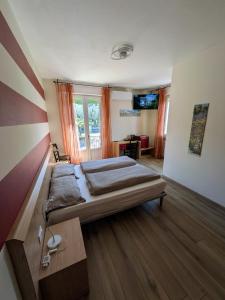 a bedroom with a large bed in a room at Ristorante Le Rasole in Garda