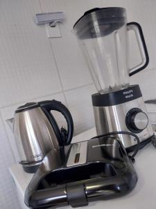 a blender sitting on top of a counter at Kitnet no Centro Garagem, ar e Wi-Fi in Itaperuna