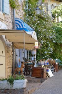a patio with an umbrella and a table and chairs at Suite hors du temps in Le Castellet