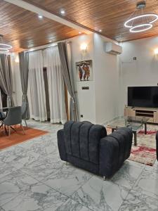 a living room with a couch and a table at Nguem's Appart in Odza I