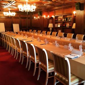Hotel Opera في تيرانا: قاعة اجتماعات كبيرة مع طاولات وكراسي طويلة