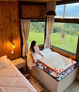 a girl standing in a tub with a cake in it at Cabanas Monte Belo in Santa Cruz do Sul