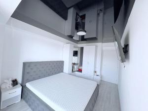 a bedroom with a white bed in a room at Tower Apartments A6 in Năvodari