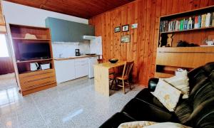 a kitchen with a couch and a table in a room at Lar da Rita - One bedroom apartment in Água Retorta