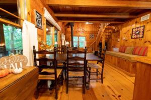 a dining room with a table and chairs in a cabin at Creek Crest Cabin Ocoee Riverside Cabin in Ocoee