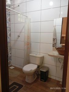 a bathroom with a toilet and a sink at Recanto Gira Cerrado in Cavalcante