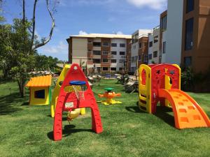 Aire de jeux pour enfants de l'établissement Lindo Apto 2/4 em Guarajuba
