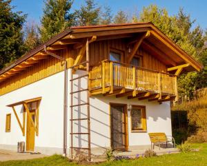 ein Haus mit einem Balkon auf dem Dach in der Unterkunft Topfit Leisure Park Freinberg Country Suites und Lodges in Freinberg
