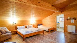 ein Schlafzimmer mit einem Bett und einer Couch in einem Zimmer in der Unterkunft Topfit Leisure Park Freinberg Country Suites und Lodges in Freinberg