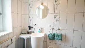 ein weißes Badezimmer mit Waschbecken und Spiegel in der Unterkunft Topfit Leisure Park Freinberg Country Suites und Lodges in Freinberg + 47 Fotos