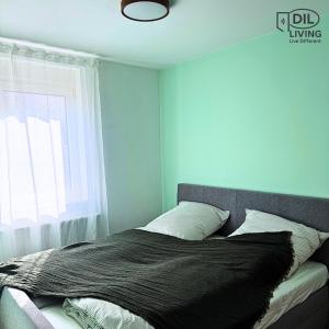 a bed in a bedroom with a window at Modern - zentral - Studio mit Küche - Self Check In in Bad Nauheim