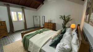 a bedroom with a bed and a dresser and a lamp at ViladaBaleiaBranca in Remédios +33 photos