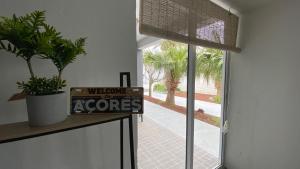 a window in a room with a welcome acore sign at ViladaBaleiaBranca in Remédios