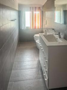 ein Badezimmer mit Waschbecken und Toilette in der Unterkunft Annarosa08 in Sorso