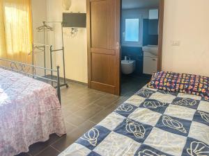 ein Hotelzimmer mit zwei Betten und einem Badezimmer in der Unterkunft Annarosa08 in Sorso