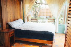 a bed in a room with a window at Đàng Trong Home 2 in Xóm Rạch Rô