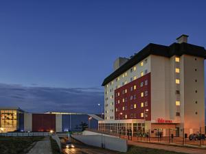 a hotel building with a street in front of it at ibis Londrina Shopping in Londrina