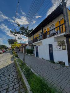 a cobblestone street in front of a building at Casa Exclusiva Centro Búzios in Búzios
