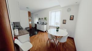 eine Küche und ein Esszimmer mit Tisch und Stühlen in der Unterkunft Ca' hygge in Lavagna
