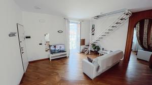 ein Wohnzimmer mit einem weißen Sofa und einer Treppe in der Unterkunft Ca' hygge in Lavagna