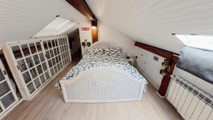 ein kleines Zimmer mit einem weißen Bett in einem Dachgeschoss in der Unterkunft Ca' hygge in Lavagna