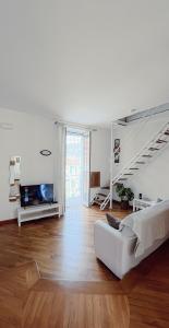 ein Wohnzimmer mit einem weißen Sofa und einer Treppe in der Unterkunft Ca' hygge in Lavagna + 10 Fotos