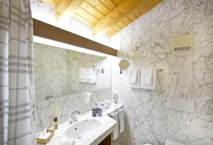 Koupelna v ubytování Hotel Steinmattli + 29 fotografií