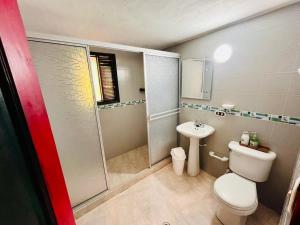 a small bathroom with a toilet and a sink at Posada de Aquilino MC in Cucunubá