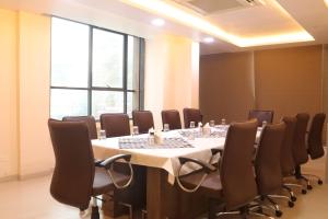 a conference room with a long table and chairs at Hotel Rajdoot Royale by Ambai in Ichalkaranji