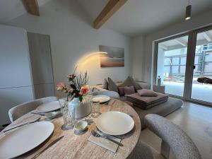 a living room with a table and a couch at Donau Vibes Luxury Family near City and Highway in Linz