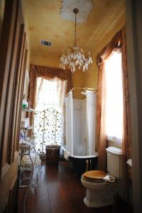 Ванная комната в HH Whitney House - A Bed & Breakfast on the Historic Esplanade